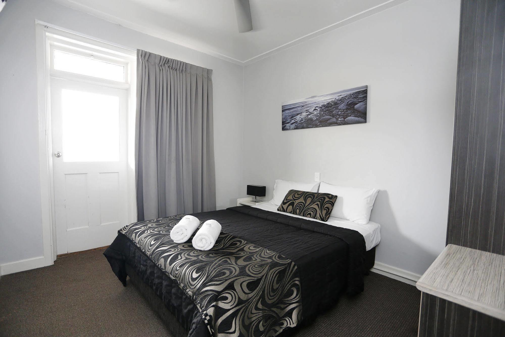 The Lakes Hotel Entrance Bagian luar foto