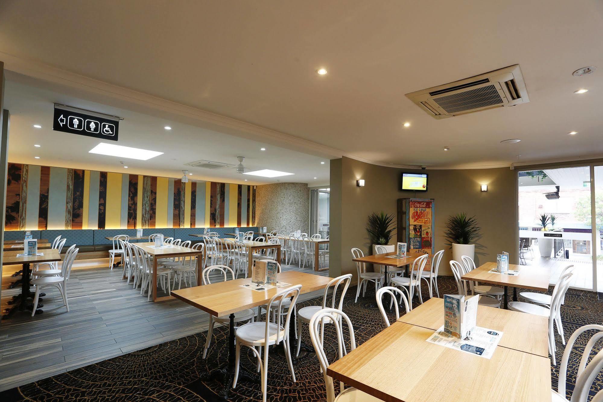 The Lakes Hotel Entrance Bagian luar foto