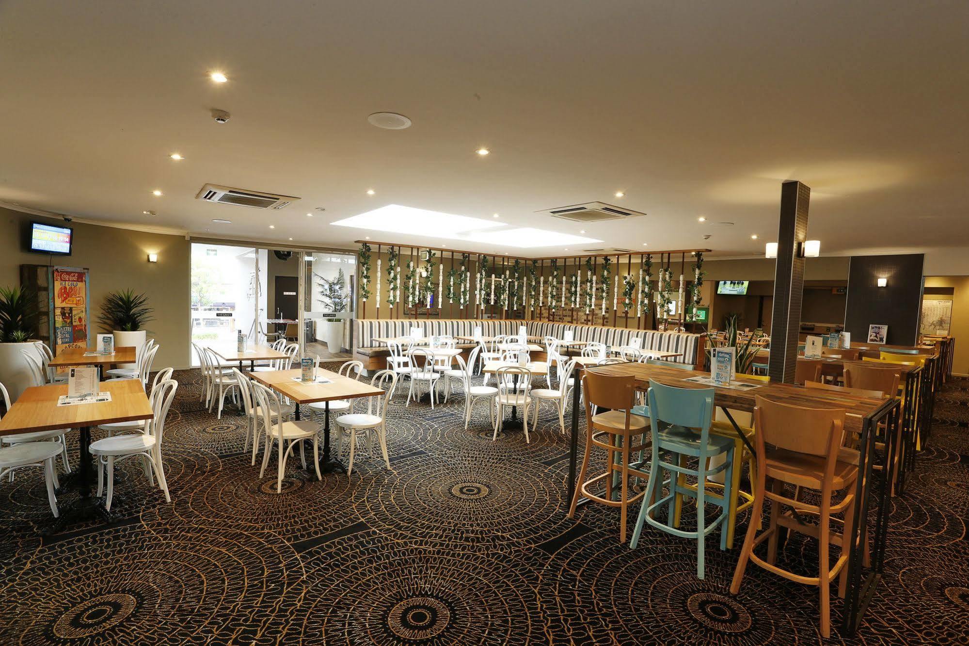 The Lakes Hotel Entrance Bagian luar foto