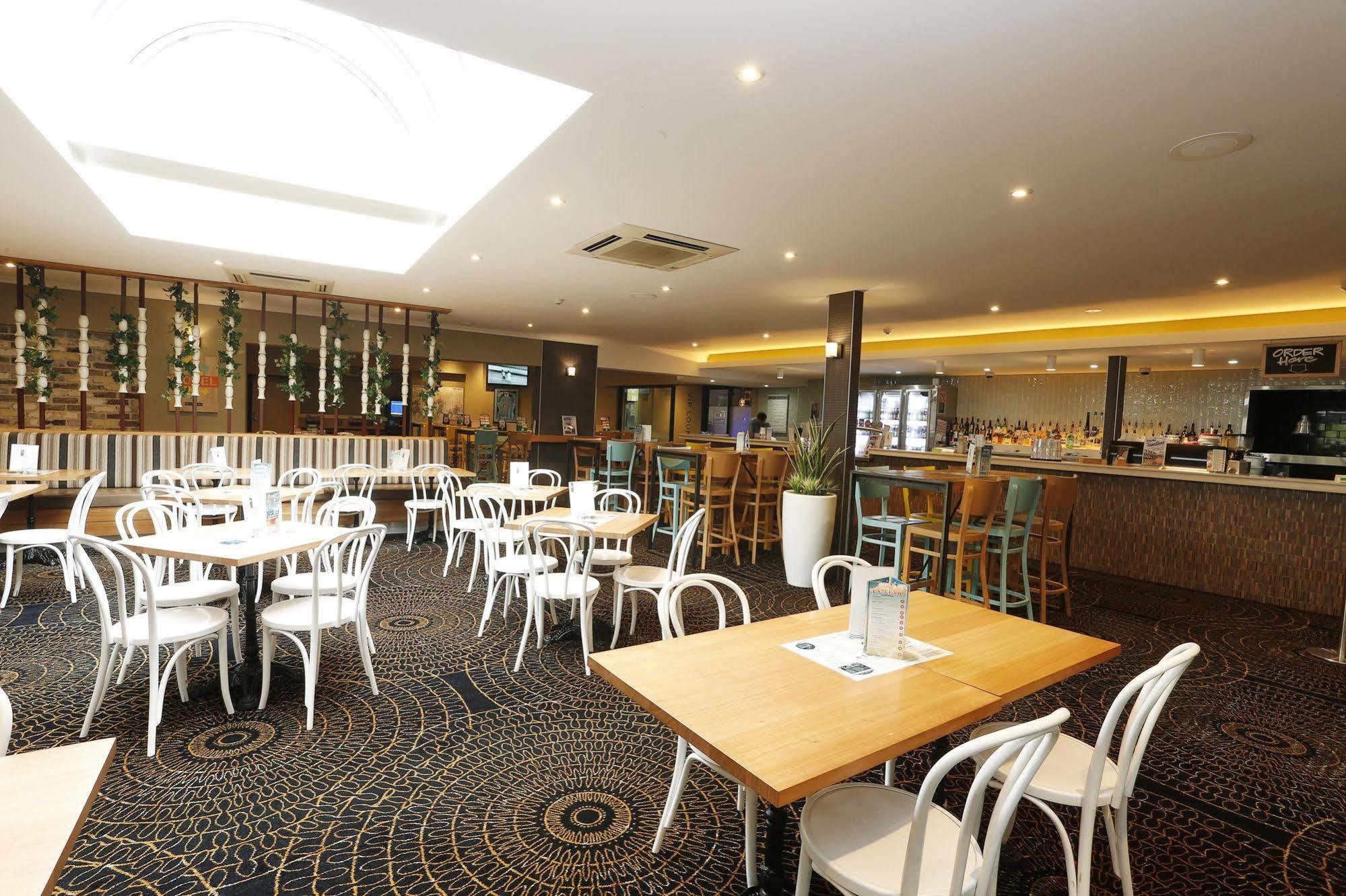 The Lakes Hotel Entrance Bagian luar foto