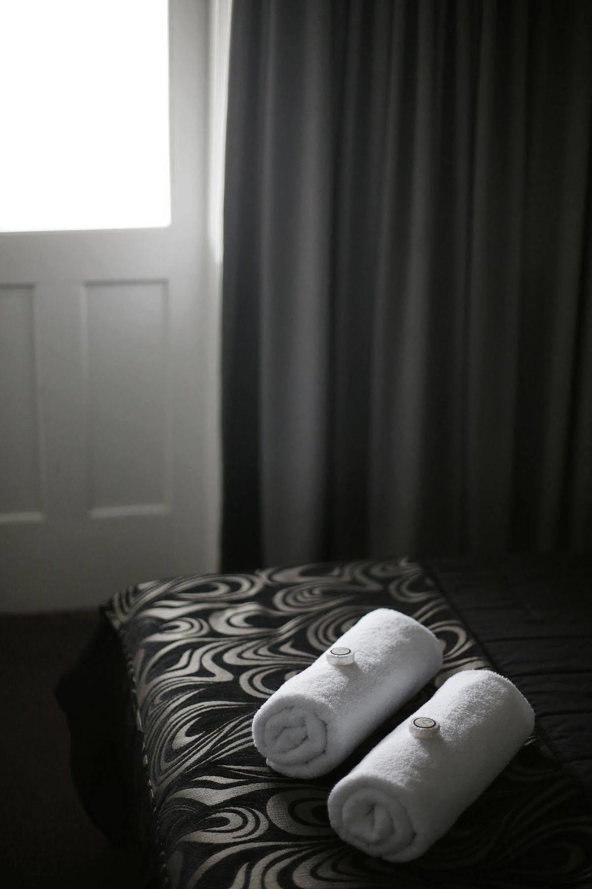 The Lakes Hotel Entrance Bagian luar foto