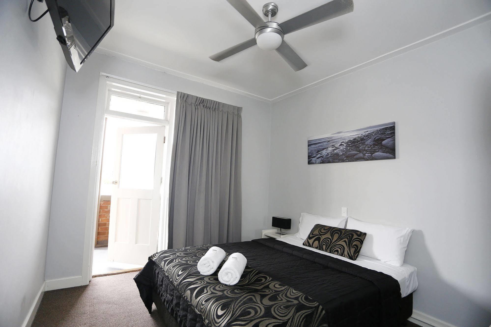 The Lakes Hotel Entrance Bagian luar foto