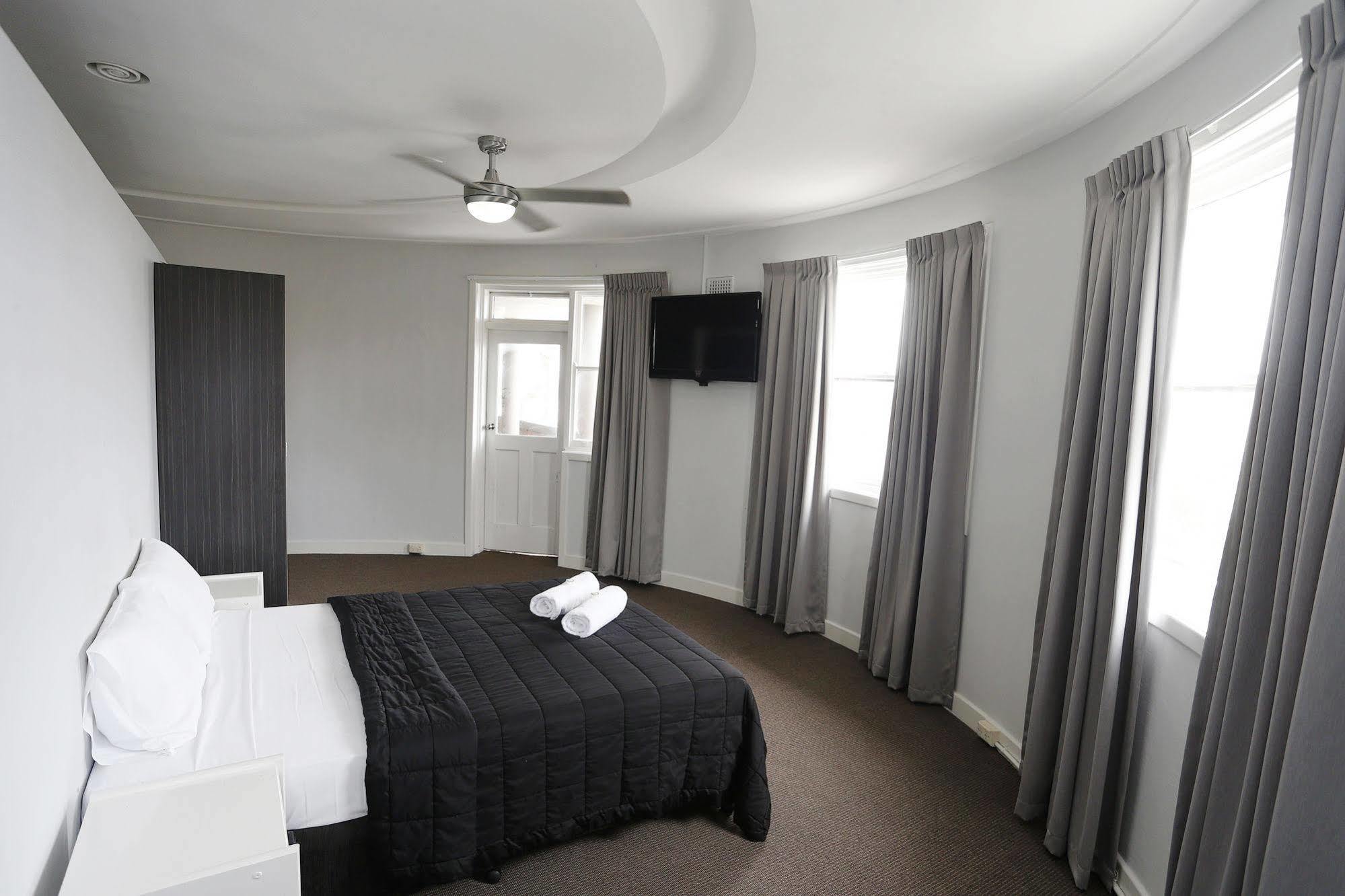 The Lakes Hotel Entrance Bagian luar foto
