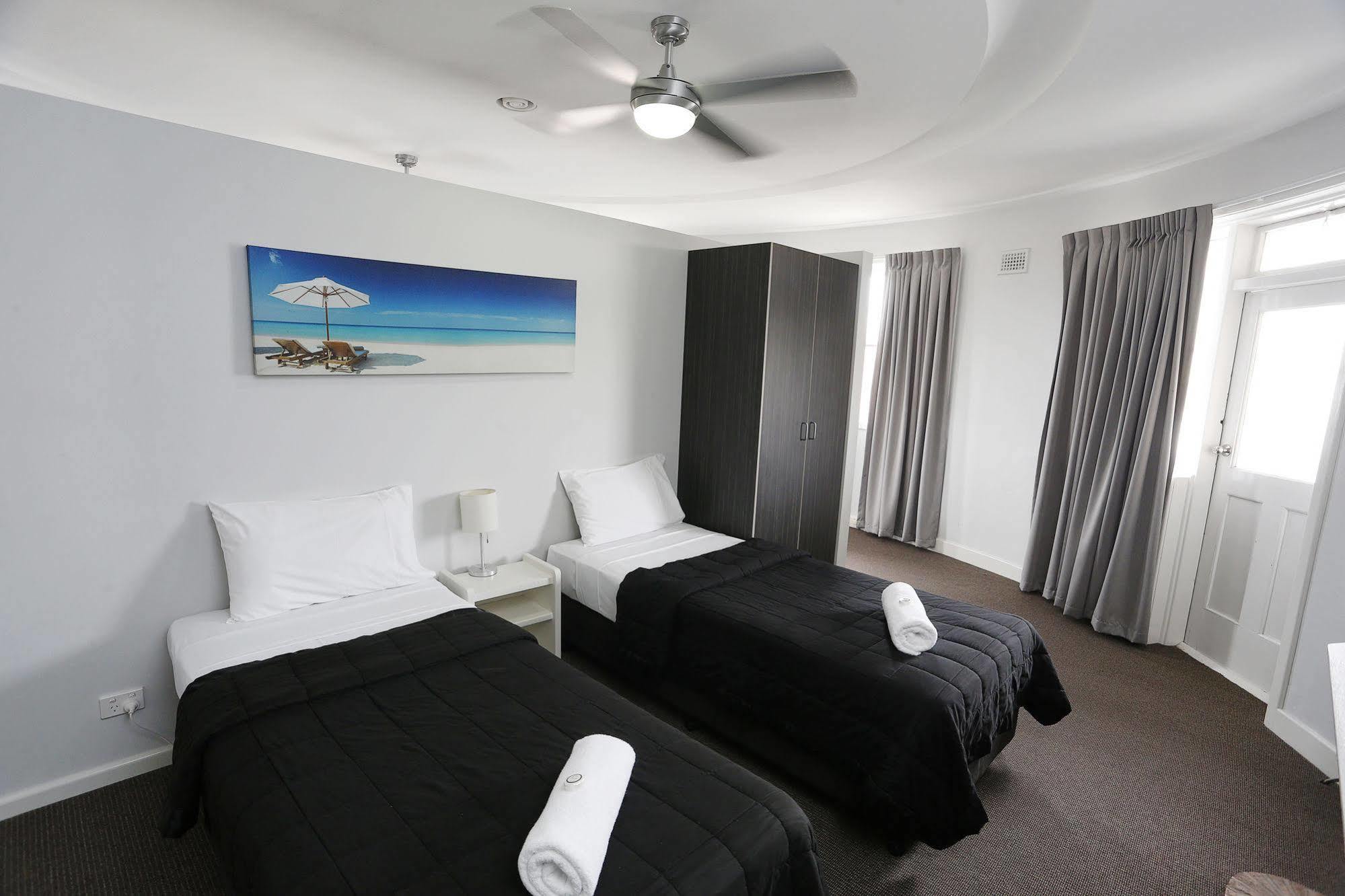 The Lakes Hotel Entrance Bagian luar foto
