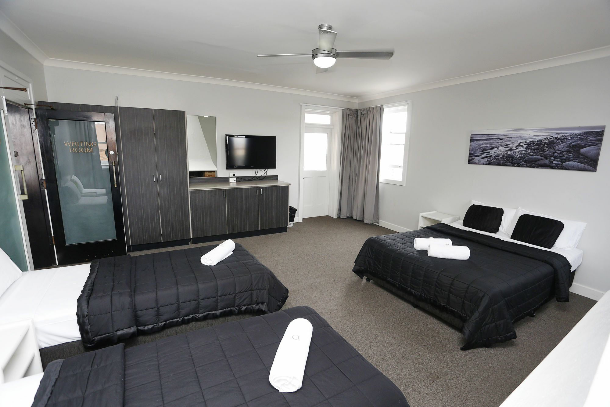 The Lakes Hotel Entrance Bagian luar foto